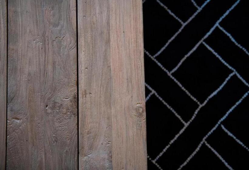 سوییت, Naudi Boutique Adults Only