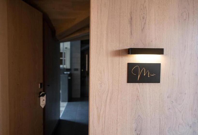 سوئیت با بالکن, Naudi Boutique Adults Only