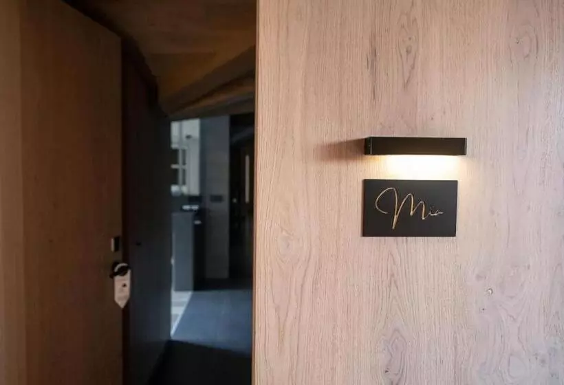 سوئیت با بالکن, Naudi Boutique Adults Only