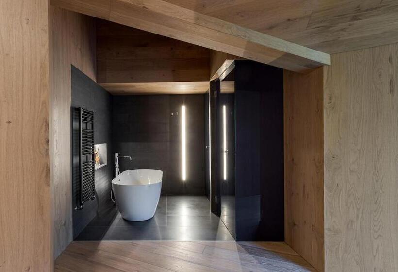 سوییت سوپریور, Naudi Boutique Adults Only