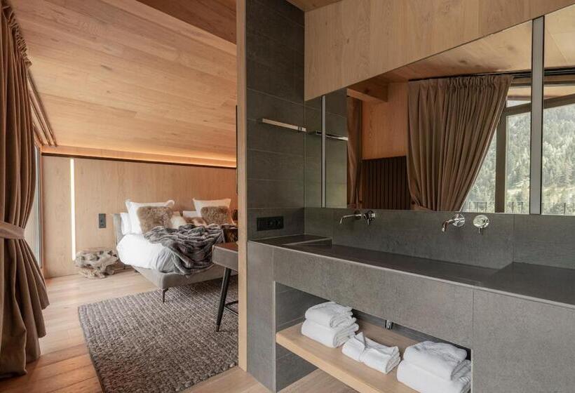 سوییت سوپریور, Naudi Boutique Adults Only