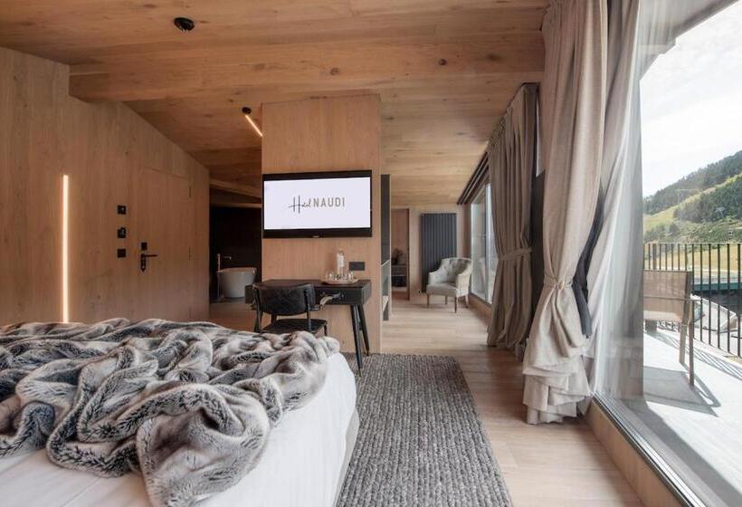 سوییت سوپریور, Naudi Boutique Adults Only