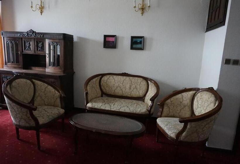 سوییت خانوادگی, Dwór Polski