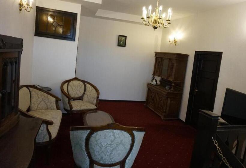 سوییت خانوادگی, Dwór Polski