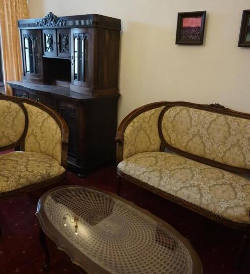 سوییت خانوادگی, Dwór Polski