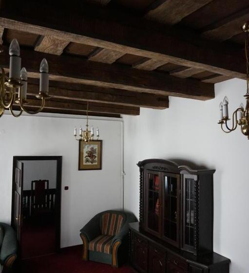 سوییت خانوادگی, Dwór Polski