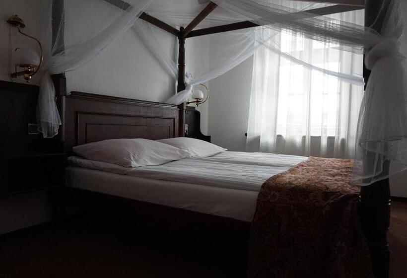 اتاق سوپریور, Dwór Polski