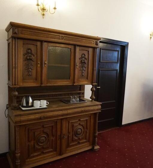 اتاق سوپریور, Dwór Polski