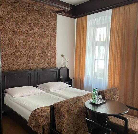 اتاق استاندارد, Dwór Polski