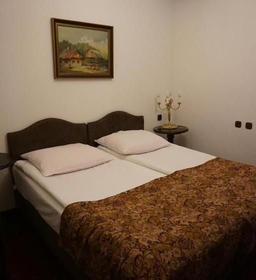 سوییت خانوادگی, Dwór Polski