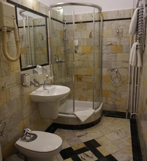 سوییت خانوادگی, Dwór Polski