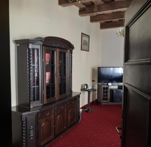 سوییت خانوادگی, Dwór Polski