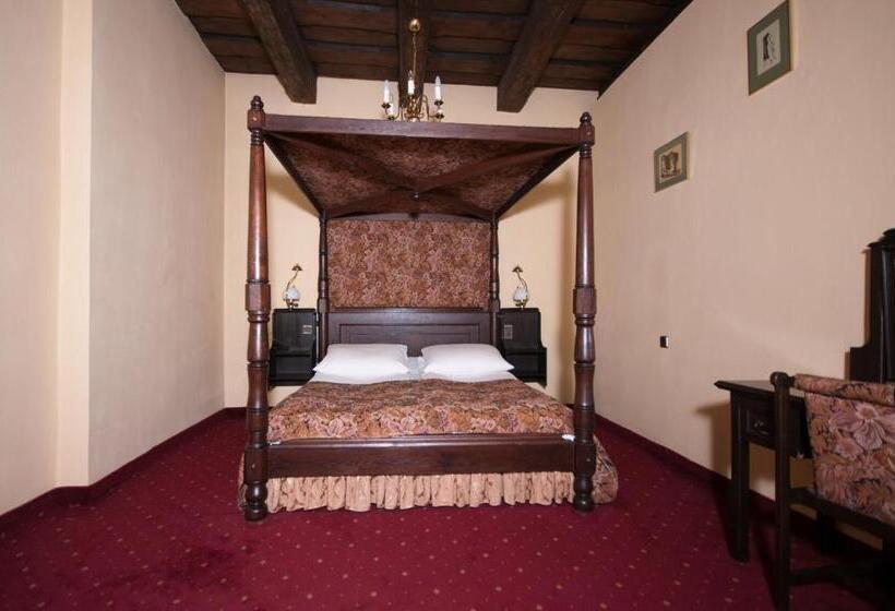 سوییت خانوادگی, Dwór Polski