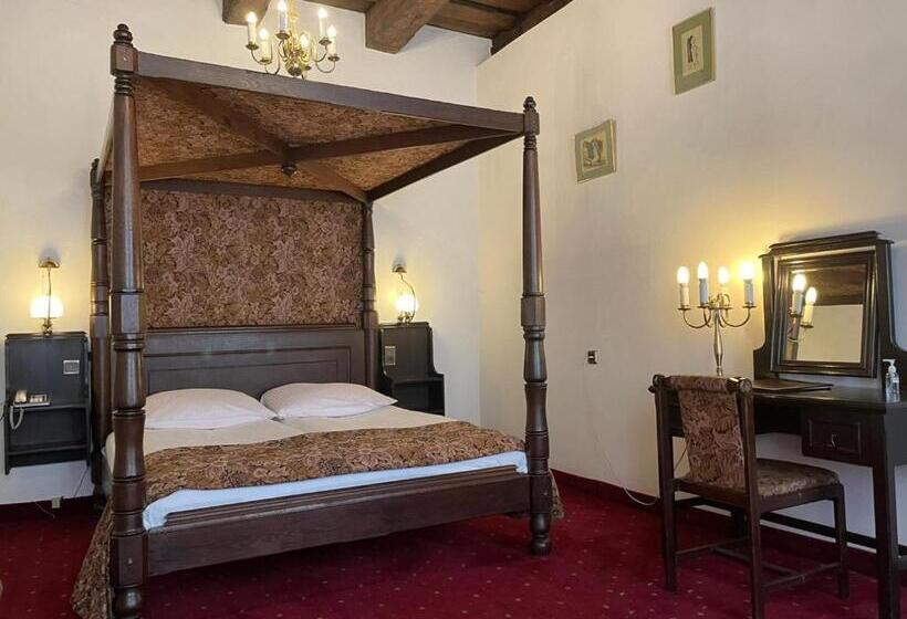 سوییت خانوادگی, Dwór Polski