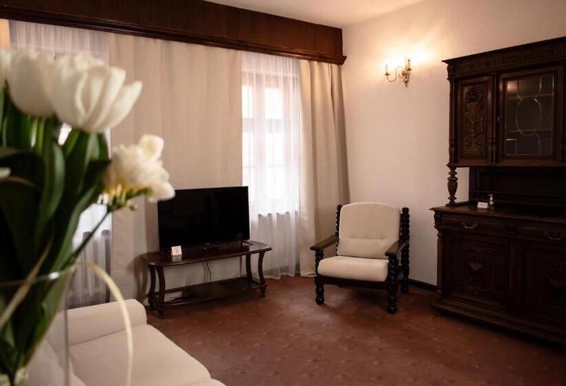 اتاق سوپریور, Dwór Polski