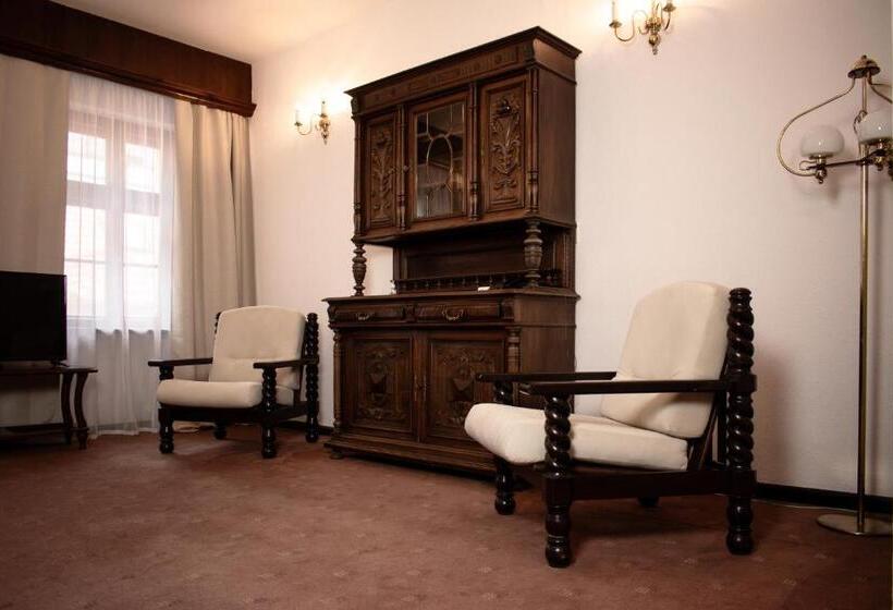 اتاق سوپریور, Dwór Polski