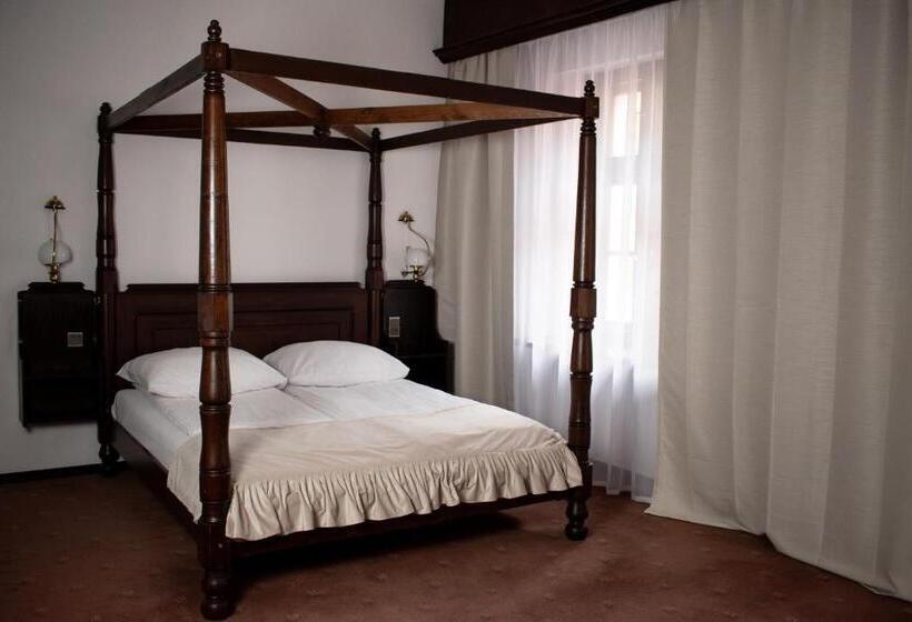 اتاق سوپریور, Dwór Polski