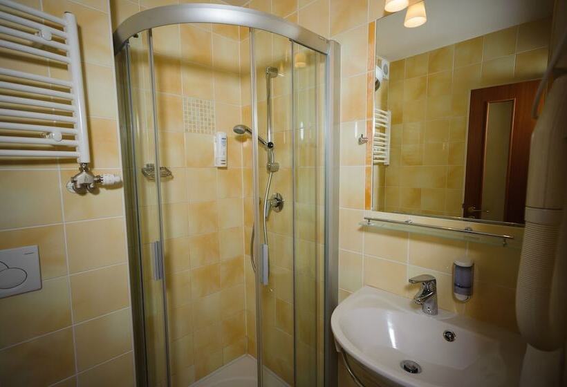 Quarto Estandar Individual, Petr