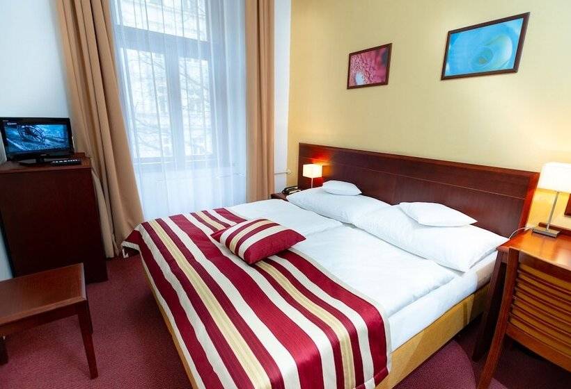 Quarto Estandar, Petr