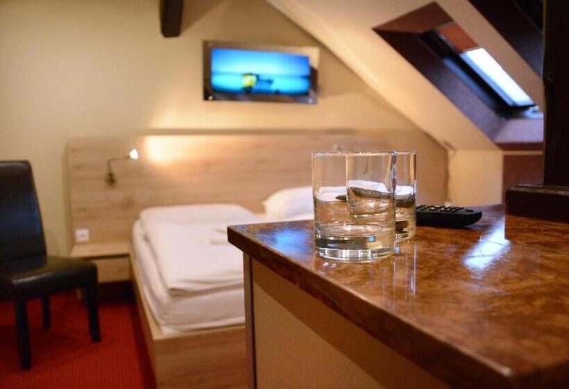 اتاق اکونومی, Stardust