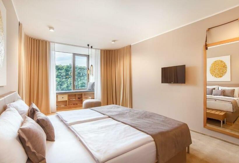 اتاق لوکس, The President