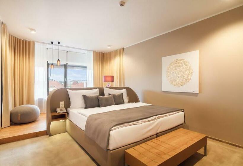 اتاق سوپریور, The President