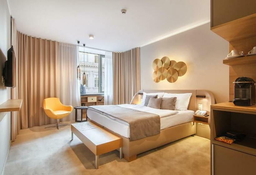 اتاق سوپریور, The President