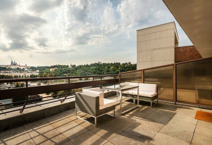 اتاق اجرایی با مشاهده, The President