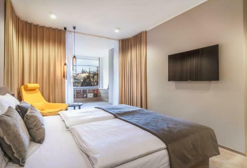 اتاق لوکس با چشمانداز, The President