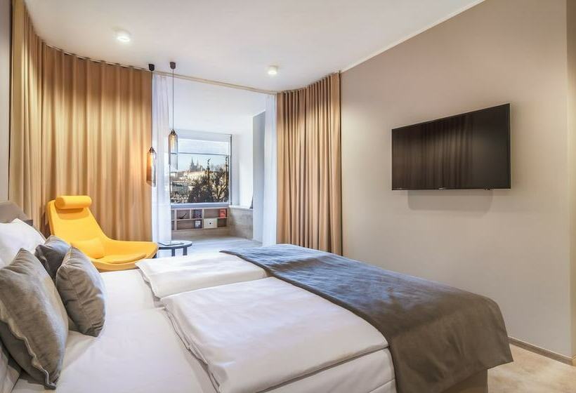 اتاق لوکس با چشمانداز, The President