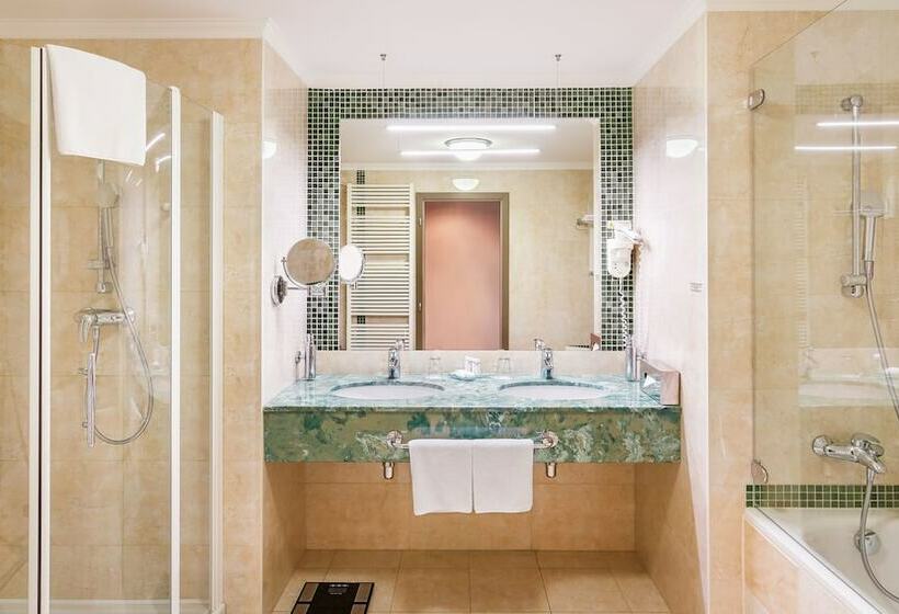 اتاق لوکس با چشمانداز, The President