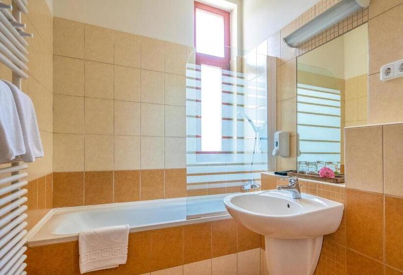 1 Bedroom Apartment Lake View, Anna Villa