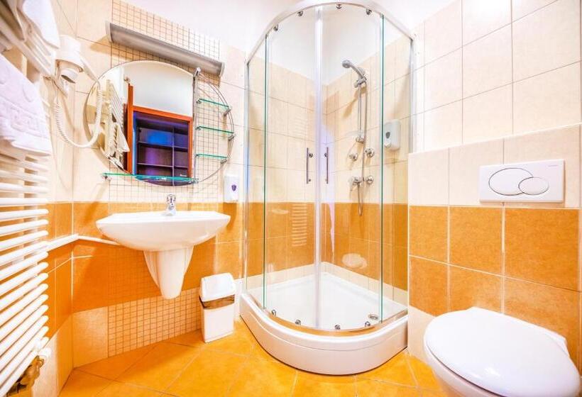 标准间, Anna Villa