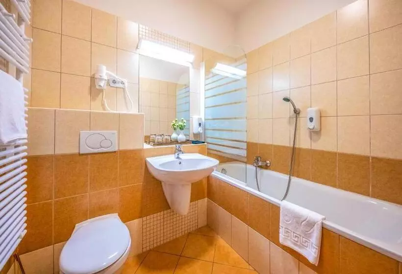 Economy Quadruple Room, Anna Villa