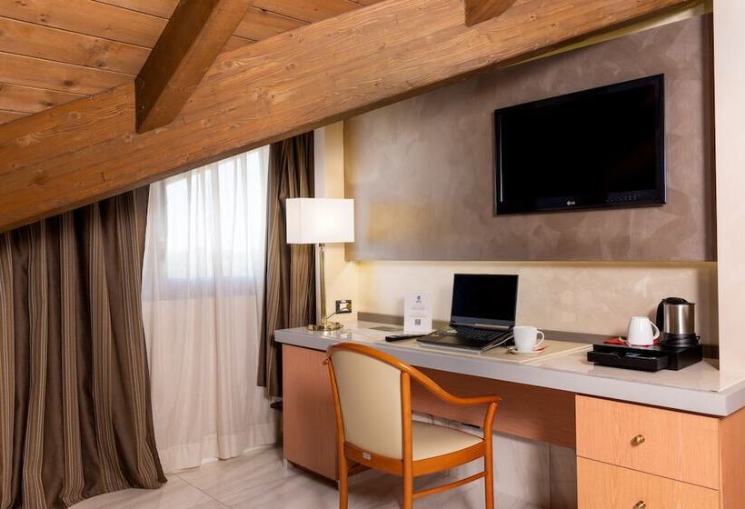 جناح جونيور, Best Western  Modena District
