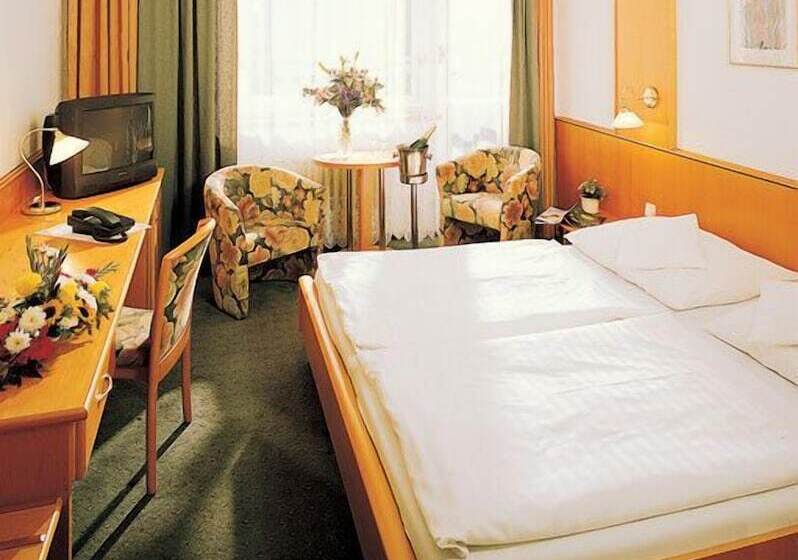 اتاق استاندارد یک نفره, Monica