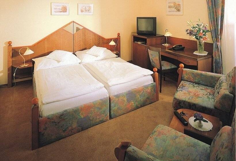 اتاق استاندارد یک نفره, Monica