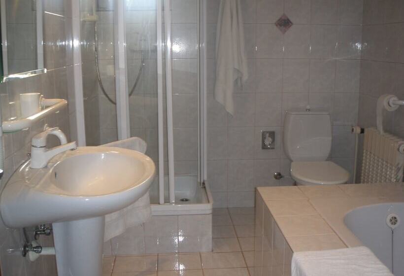 اتاق استاندارد سه نفره, Monica