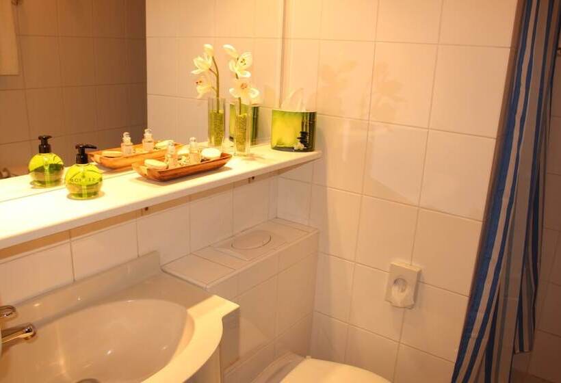 اتاق استاندارد چهار تخته, Monica