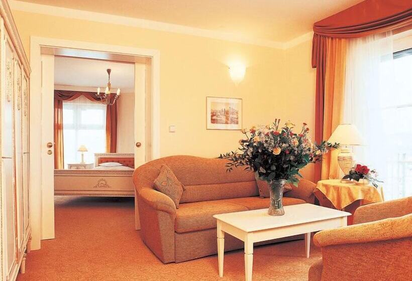 اتاق استاندارد چهار تخته, Monica