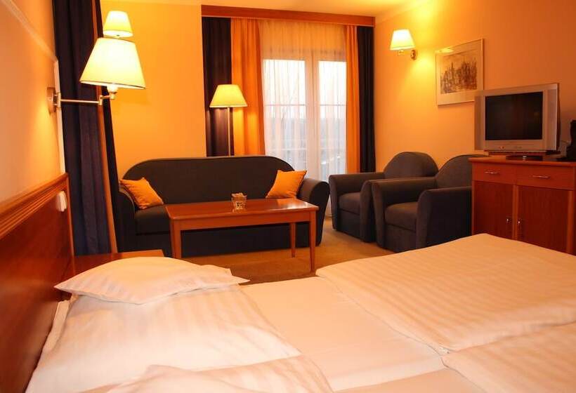 اتاق استاندارد چهار تخته, Monica