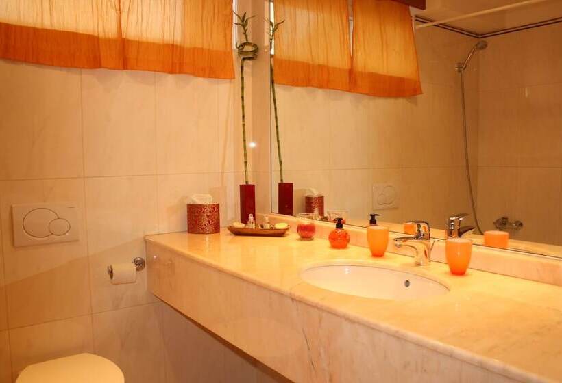 اتاق لوکس با تراس, Monica