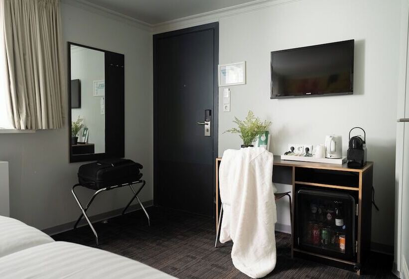 חדר סטנדרט לשלושה, Multatuli