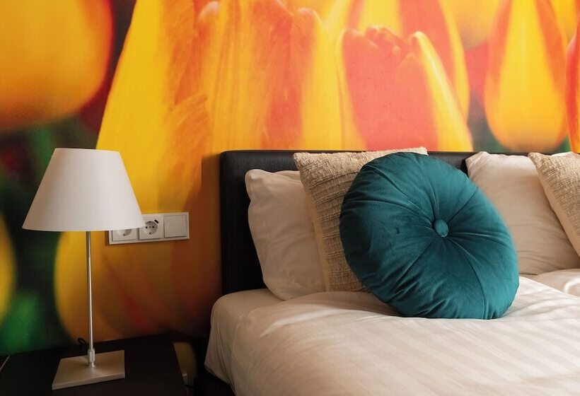 חדר סטנדרט לשלושה, Multatuli