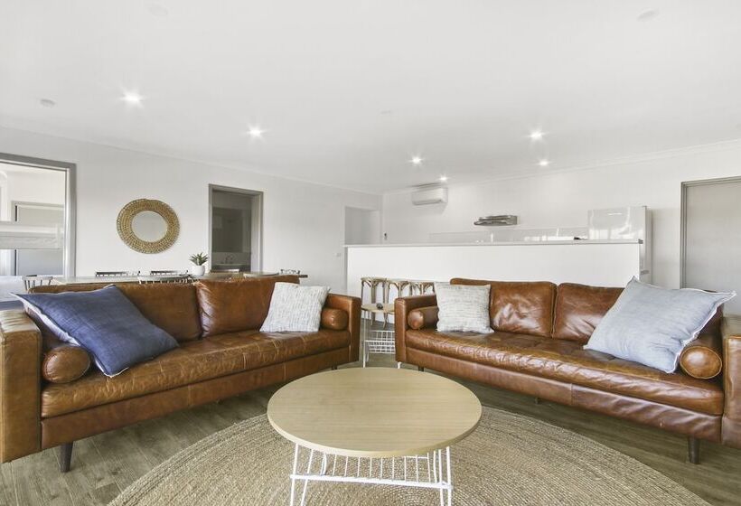 침실 3개 아파트, Bellevue On The Lakes