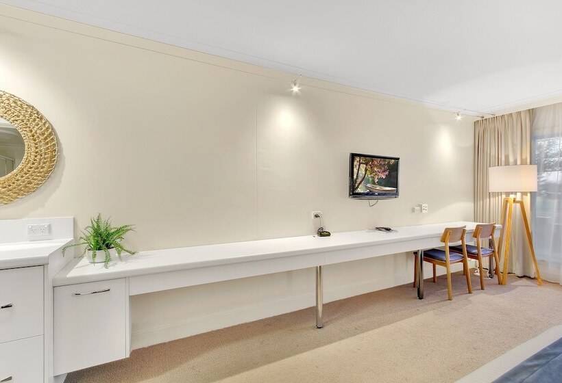 패밀리 룸, Bellevue On The Lakes