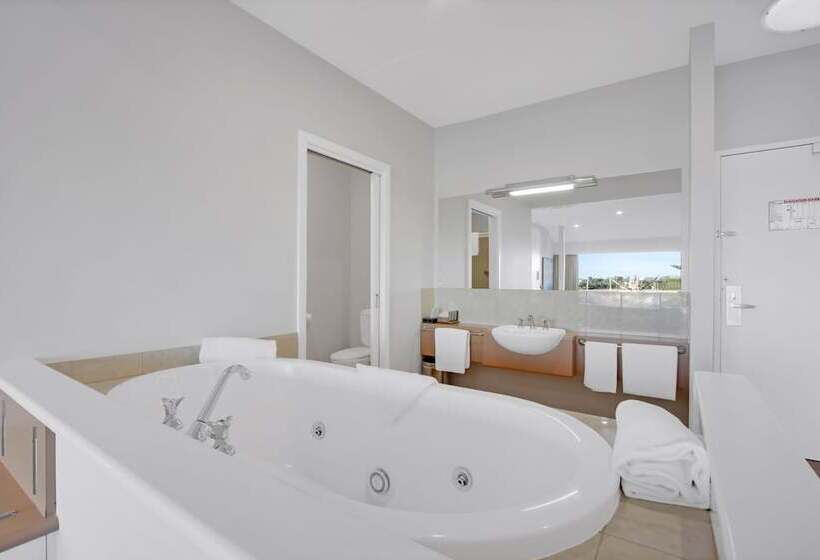 Suite with lake view, Bellevue On The Lakes