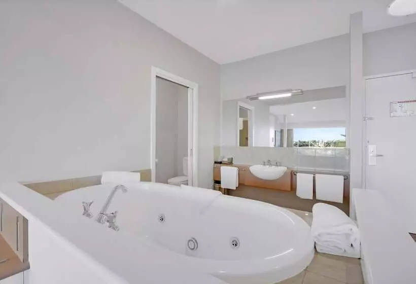 Suite with lake view, Bellevue On The Lakes