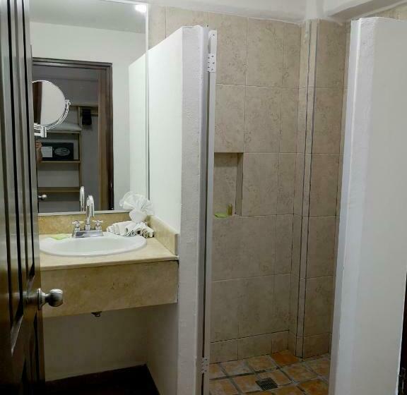 غرفه قياسيه سريرين مزدوجين, El Pescador