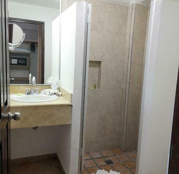 غرفه قياسيه سريرين مزدوجين, El Pescador